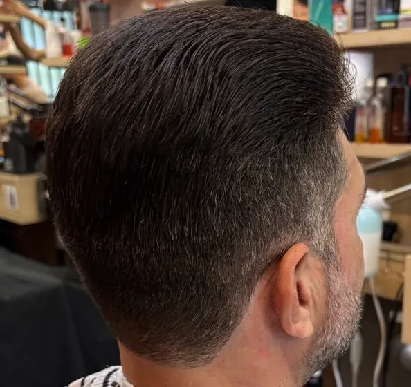 Nuca de um cliente depois do corte, com a transição da máquina descendo até a linha do pescoço.